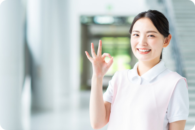 明るい表情の看護師
